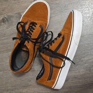 VANS • Unisex Suede Low-Top Sneakers